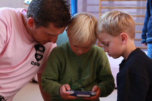 Kinder sammeln erste Erfahrungen mit dem Tablet  