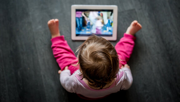 Kinderrechte_shutterstock_1050334904_toddler-sitting_floor_looking_tablet_c_Olga_Vladimirova.jpg Ansicht: Mehr Schutz, Befähigung und Teilhabe für Kinder im Internet