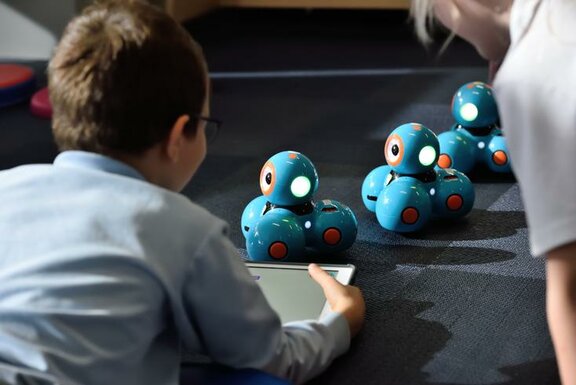 Kinder, die mit vernetztem Spielzeug spielen