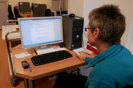 Eine Frau sitzt vor einem Computer