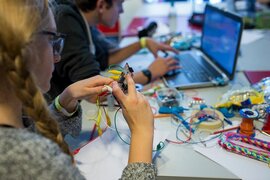 Makey Makey Bunt Mädchen_©Bente Stachowske_Initiative Creative Gaming e.V..jpg
