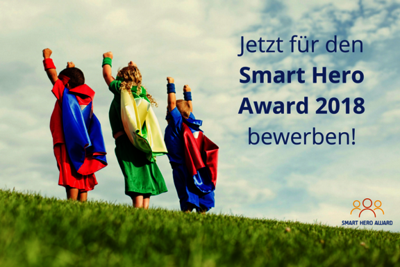 Kinder im Superheldenkostüm stehen neben dem Schriftzug "Jetzt für den Smart Hero Award 2018 bewerben!"  