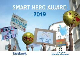 Smart Hero Award 2019 - Schilder und Emoji-Ballons werden hochgehalten