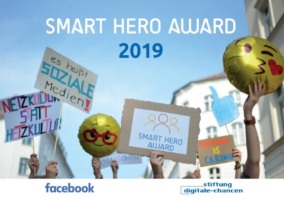 Smart Hero Award 2019 - Schilder und Emoji-Ballons werden hochgehalten