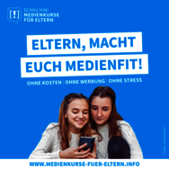 Zwei Kinder, die auf ein Smartphone schauen, welches ein Kind in der Hand hält.