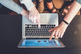 Finger zeigen auf einen Bildschirm