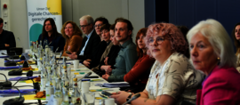 Mitglieder des Beirats und Stiftungsteam am Tisch während der Beiratssitzung im BMFSFJ