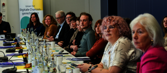 Mitglieder des Beirats und Stiftungsteam am Tisch während der Beiratssitzung im BMFSFJ