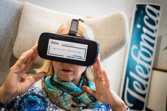 Mit VR-Brillen konnten die Teilnehmer an ferne Orte wie Machu Picchu gelangen.  
