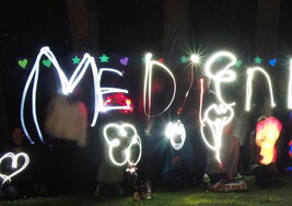 Lightpainting: Mit Licht wird das Wort Medien in die Luft gemalt