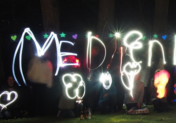 Lightpainting: Mit Licht wird das Wort Medien in die Luft gemalt
