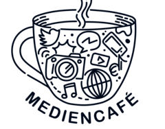 Eine Tasse, in der verschiedene Medien wie Kamera oder Smartphone abgebildet sind.