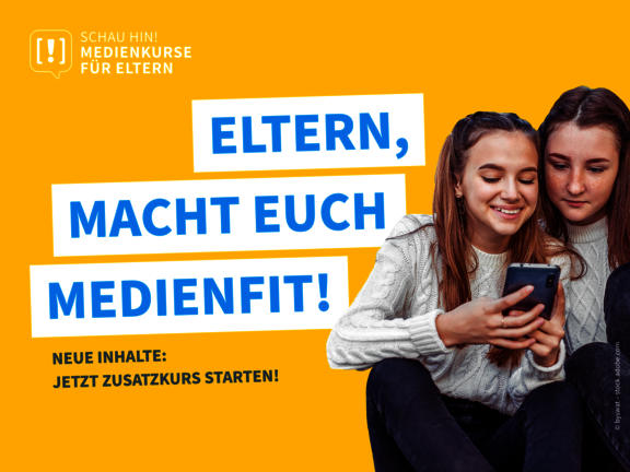 Zwei junge Menschen, die zusammen auf ein Smartphone schauen.
