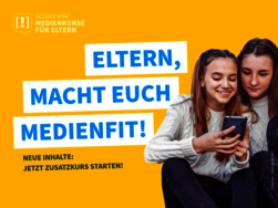 Zwei junge Menschen, die zusammen auf ein Smartphone schauen.