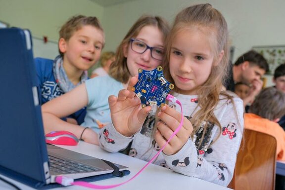 Kinder mit Calliope Mini  