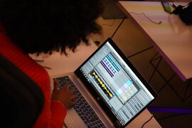 Eine Person, die an einem Laptop arbeitet.