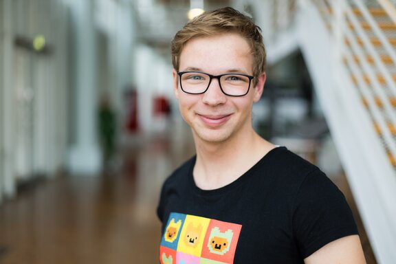 Eine Person, die in die Kamera schaut.