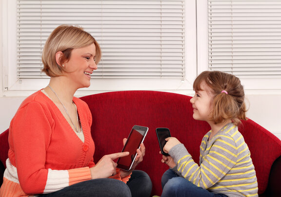 Mutter und Tochter Tablet  