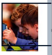 Zwei Kinder, sich sich mit einem Tablet beschäftigen.
