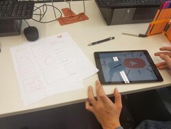 Eine Kinderhand bedient ein Tablet mit einem Youtube-Video