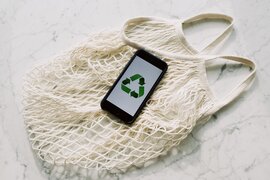 Ein Netzbeutel, auf dem ein Smartphone liegt.