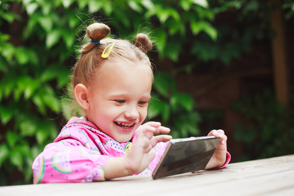 Mädchen mit Tablet  