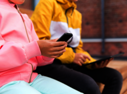 Kinder, die ein Smartphone und ein Tablet in den Händen halten.