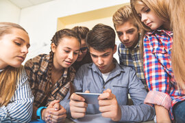 Jugendgruppe mit Smartphone