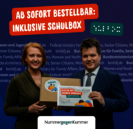 Bildungsministerin Lisa Paus und der Behindertenbeauftragte der Bundesregierung, Jürgen Dusel, die beide die neue inklusive Schulbox vor der Kamera präsentieren.