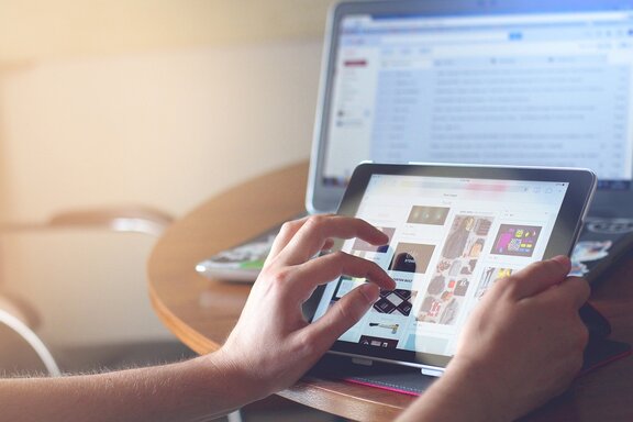 Hand tippt auf Tablet  