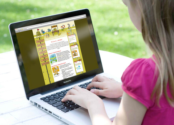 Ein Mädchen surft am Laptop auf der Seitenstark-Webseite  