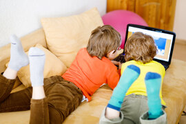 Rückenansicht Kinder am Laptop