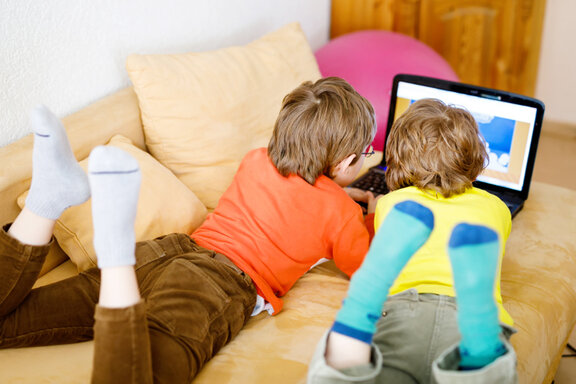 Rückenansicht Kinder am Laptop