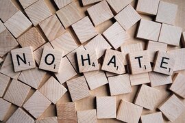 Holzplättchen, auf denen no hate steht