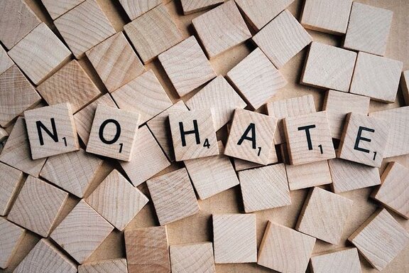 Holzplättchen, auf denen no hate steht