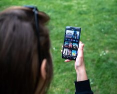 Eine Person, die ein Smartphone in ihren Händen hält.