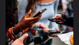 Hände, die Smartphones halten.