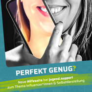 Ein Smartphone, welches über die Hälfte eines Gesichts gehalten wird.