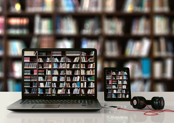 Digitale Endgeräte auf denen ein Bücherregal im Hintergrund zu sehen ist  