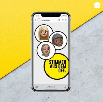 Ein Smartphone, auf dem drei Avatrbilder und die Worte Stimmen aus dem Off abgebildet sind.