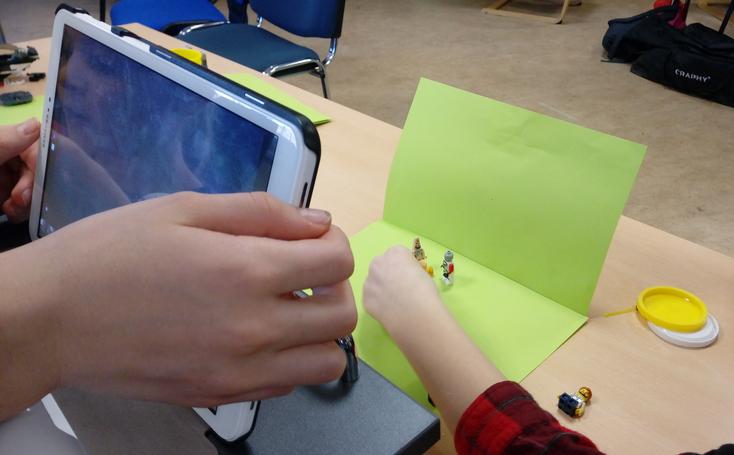 Ein Tablet, mit dem ein Foto von kleinen Legofiguren gemacht wird.