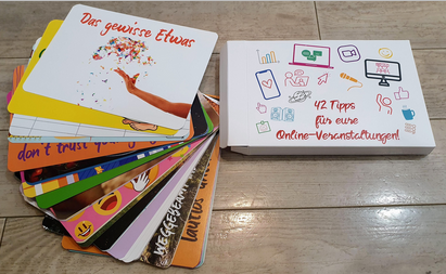 Ein bunt gestaltetes Kartenset.