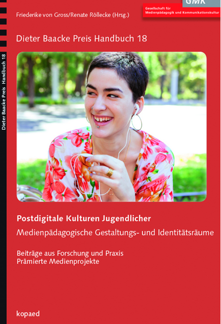 Eine Person, die lacht und Kopfhörer in den Ohren hat.