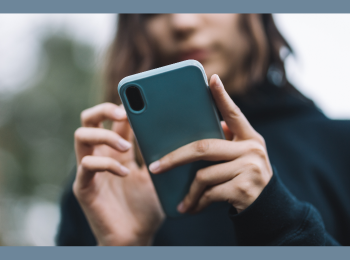 Ein Mensch, der ein Smartphone in den Händen hält.