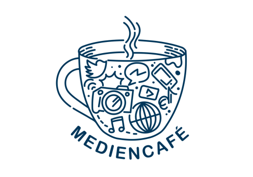 Eine Tasse, in der verschiedene Medien wie Kamera oder Smartphone abgebildet sind.