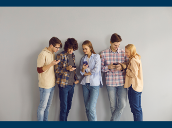 Junge Menschen, die nebeneinander stehen und Smartphones in den Händen halten.