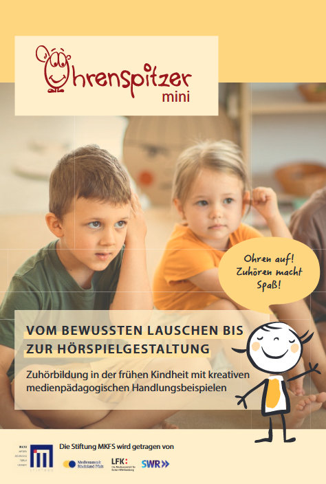 Zwei Kinder, die nebeneinander sitzen und jemandem zuhören.