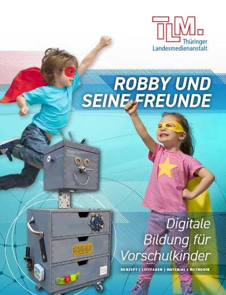 Kinder, die als Superheld:innen verkleidet sind und ein Roboter, der vorne im Bild steht.