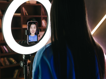 Eine Person, die sich mit der Kamera ihres Smartphones filmt.