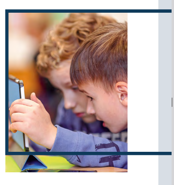 Zwei Kinder, sich sich mit einem Tablet beschäftigen.
